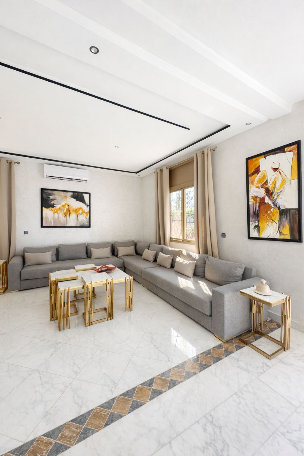 Salon avec œuvres murales
